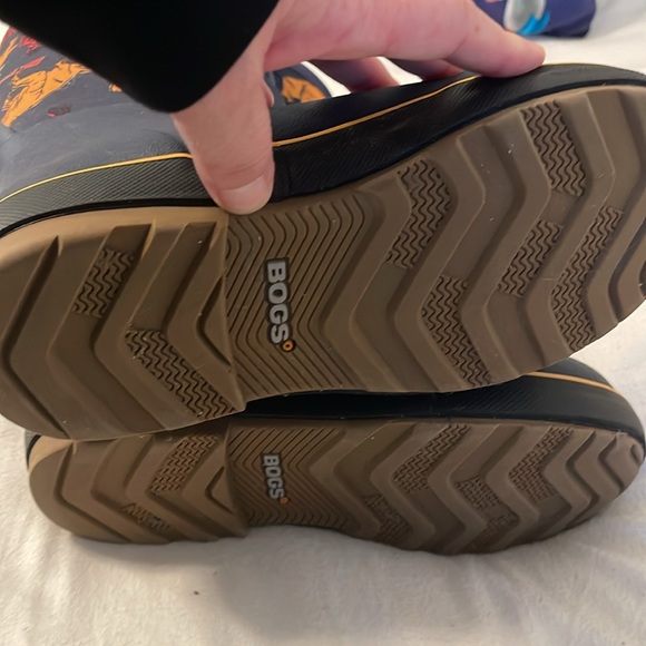 Bogs boys size 4. Used once. Classic II Dino winter boot - Picture 6 of 6